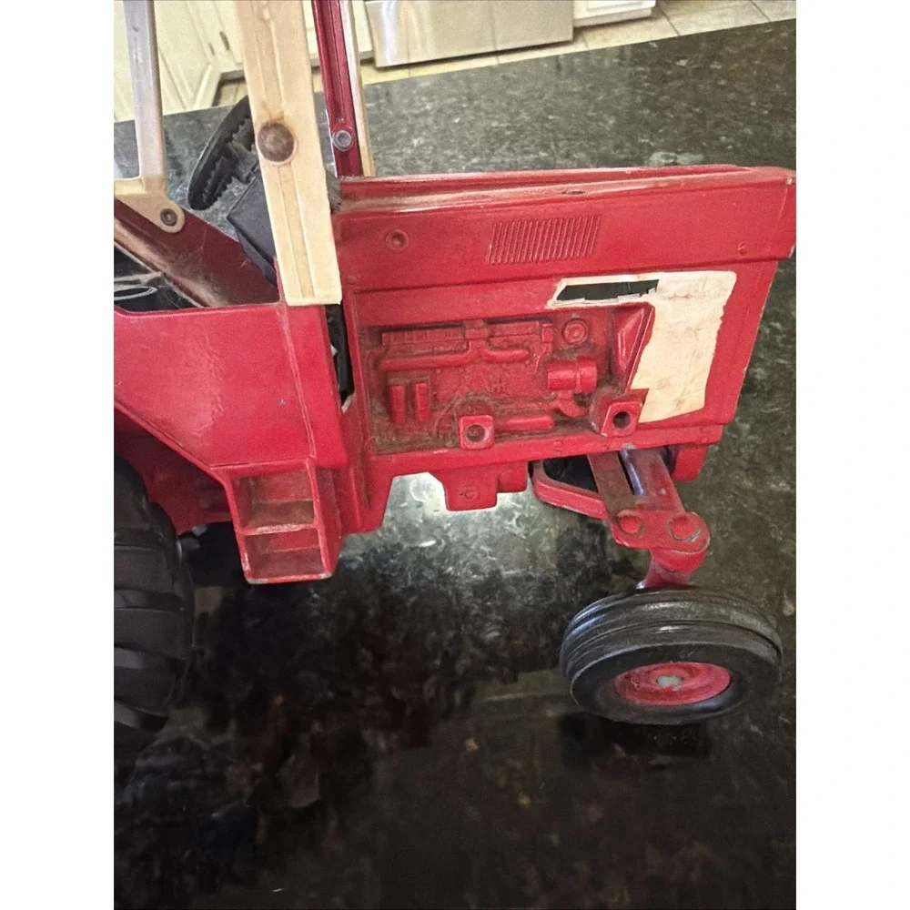 ERTL Vintage International Harvester 1586 Die-Cast Metal Toy Tractor 1:16 #BK3